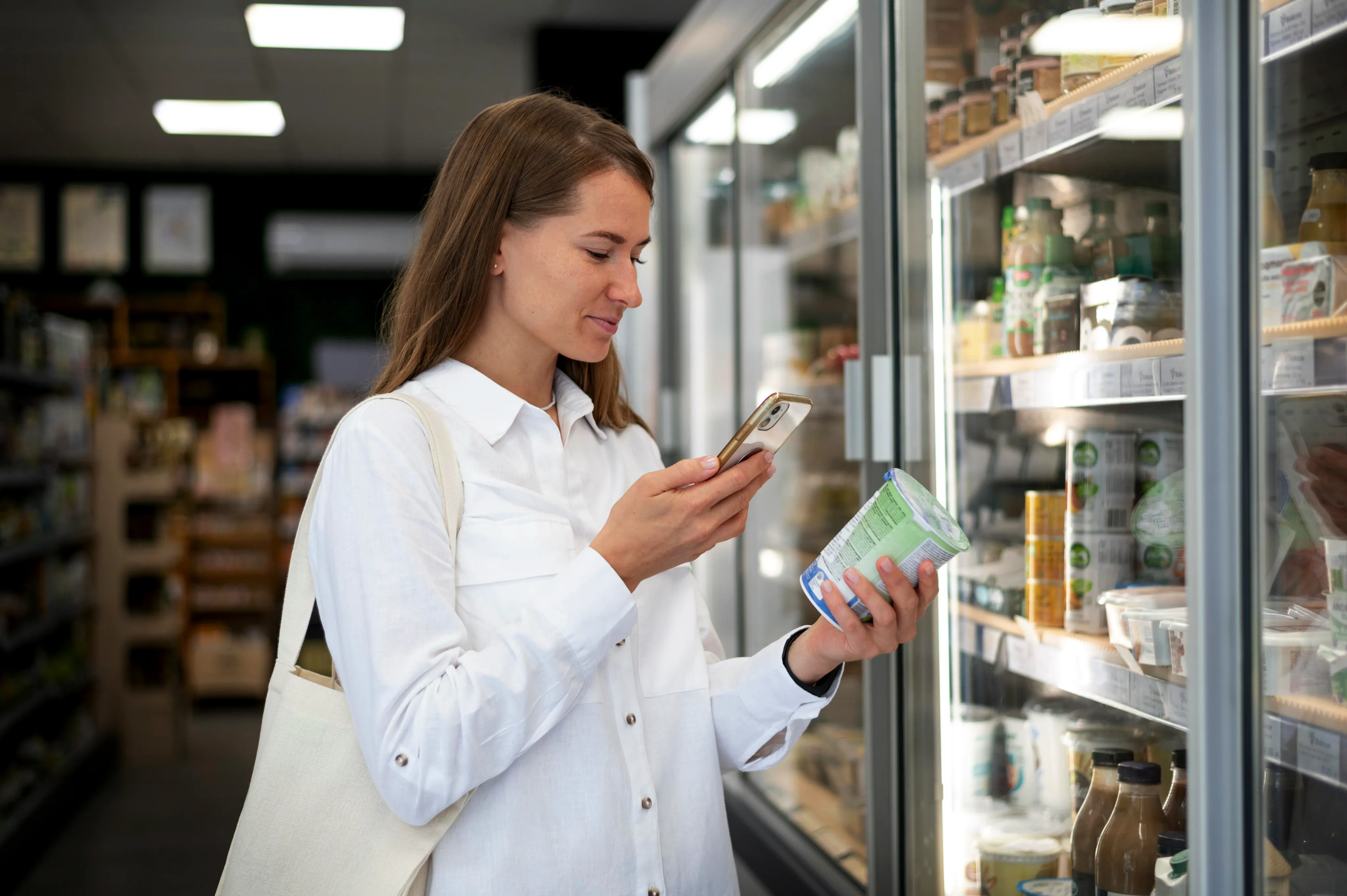 Woman scanning a product in the chilled aisle with the Mamori app